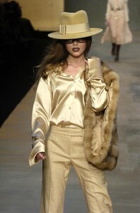 Blumarine-FW2004-Polina-Kouklina-03.jpg