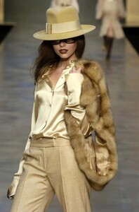 Blumarine-FW2004-Polina-Kouklina-04.jpg