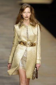 Blumarine-FW2004-Polina-Kouklina-07.jpg