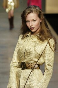 Blumarine-FW2004-Polina-Kouklina-09.jpg