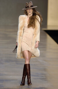 BlumarineFW2004-Jessica-Miller-01.jpg