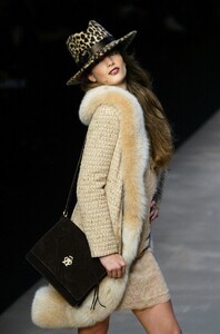 BlumarineFW2004-Jessica-Miller-04.jpg