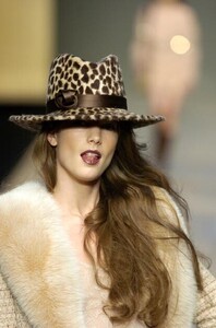BlumarineFW2004-Jessica-Miller-07.jpg
