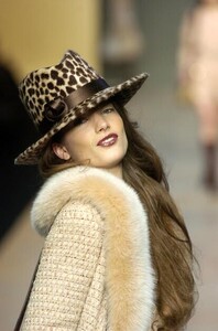 BlumarineFW2004-Jessica-Miller-08.jpg