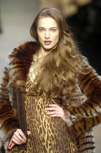 BlumarineFW2004-Jessica-Miller-15.jpg