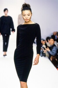 CALVIN-KLEIN-FALL-1995-RTW-DETAIL-38-IRINA-PANTAEVA-CN10040718.jpg