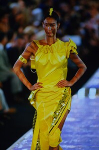 CHRISTIAN-DIOR-COUTURE-FW-1999-4.thumb.jpg.eda7284fdf2049240b899514cccb1be2.jpg