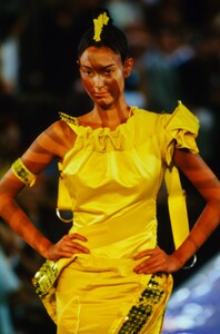 CHRISTIAN-DIOR-COUTURE-FW-1999-5.thumb.jpg.f9b90824bf34b9c19cb57b22bc420072.jpg