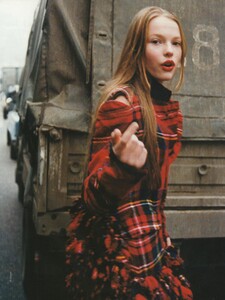 ELLE-RU-Feb2001-Polina-Kouklina-by-HellinKay-04.jpg