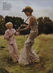 Field_Testino_US_Vogue_November_2008_04.thumb.jpg.2cf90bb6a9c544dcae2f17d9bfc47608.jpg