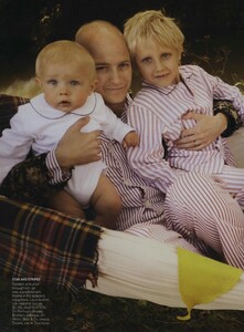 Field_Testino_US_Vogue_November_2008_05.thumb.jpg.6db0da4a0c5154535ed0689ae7e3c81b.jpg