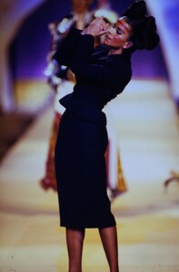 JOHN-GALLIANO-FALL-1996-PATRICIA-VELASQUEZ-4.thumb.jpg.367d9cc04a295e16fa0e15262ce2ad2c.jpg