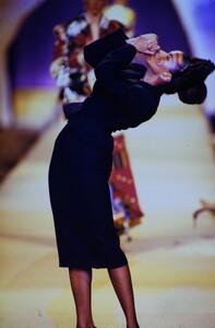 JOHN-GALLIANO-FALL-1996-PATRICIA-VELASQUEZ-5.thumb.jpg.4b8a28f8e3644a78574c132f1c8fdecf.jpg