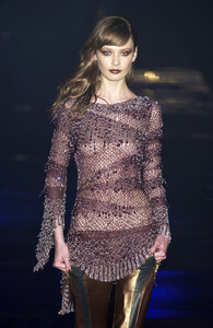 Julien-Macdonald-FW2004-03.jpg