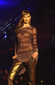 Julien-Macdonald-FW2004-06.jpg