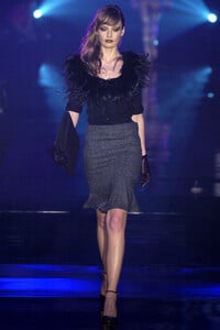 Julien-Macdonald-FW2004-07.jpg