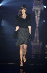 Julien-Macdonald-FW2004-08.jpg
