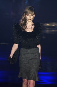 Julien-Macdonald-FW2004-09.jpg