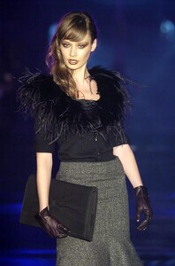 Julien-Macdonald-FW2004-11.jpg