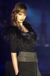 Julien-Macdonald-FW2004-12.jpg