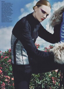 Klein_US_Vogue_September_2009_03.thumb.jpg.b2068e659ea02a363ce3e6ab2f77879e.jpg