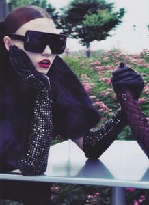 Klein_US_Vogue_September_2009_07.thumb.jpg.7fa6dcaaf3cc047c2b00604683654f92.jpg