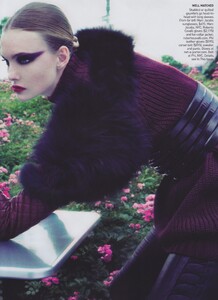 Klein_US_Vogue_September_2009_08.thumb.jpg.c525188303bfdea23bbb3b4f967e0370.jpg