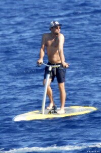Leonardo-DiCaprio-Riding-Sea-Scooter-Italy-Pictures-2019.jpg