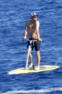 Leonardo-DiCaprio-Riding-Sea-Scooter-Italy-Pictures-2019.jpg