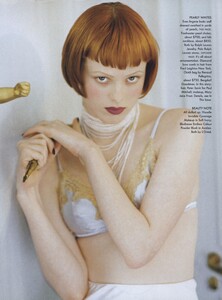 Maximum_von_Unwerth_US_Vogue_March_1998_04.thumb.jpg.3114948c11ad9bee4a42ec6e0eaefd5f.jpg