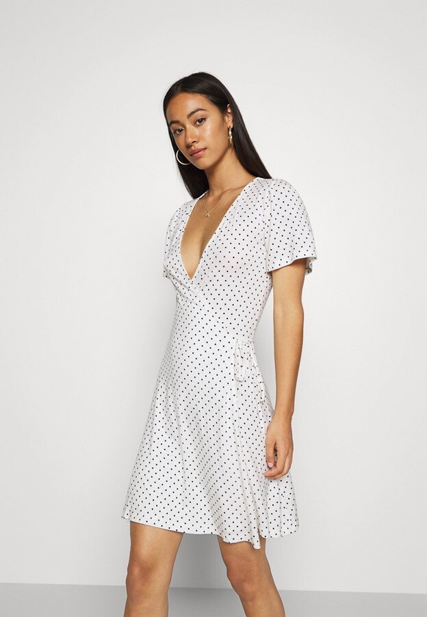 Zalando Exotic Looking Brunette