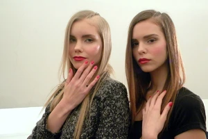 Red-fever-nel-backstage-della-sfilata-autunno-inverno-2014-15-di-Aigner-nella-foto-le-modelle-Sanna-Rytila-e-Boglarka-Hornyak.webp