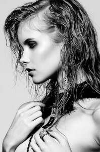 Sanna-Shoot4037-bwcrop.jpg