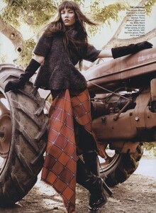 Testino_US_Vogue_November_2009_03.thumb.jpg.5cb9990f331864359618c5fadcfe7c1a.jpg