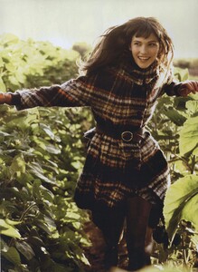Testino_US_Vogue_November_2009_06.thumb.jpg.51fd00b644b594fe0436d9671495b15e.jpg