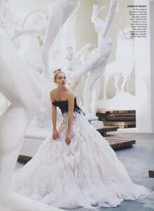 Testino_US_Vogue_September_2007_10.thumb.jpg.ffe8a21a79a7378615811dbfc4c75e66.jpg