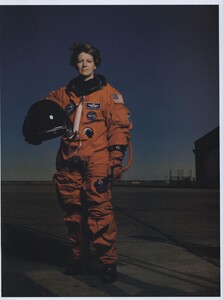 Women_Leibovitz_US_Vogue_November_1999_02.thumb.jpg.22514958a75bc5ad4dc6a59f9d6306e7.jpg