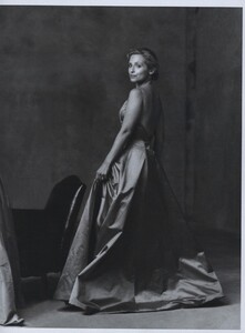 Women_Leibovitz_US_Vogue_November_1999_28.thumb.jpg.58f601974e52903f306031463b622dd4.jpg