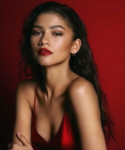 Zendaya740full-zendaya-coleman.thumb.jpg.e89e1dbe1fe994b18761db62d46eace0.jpg