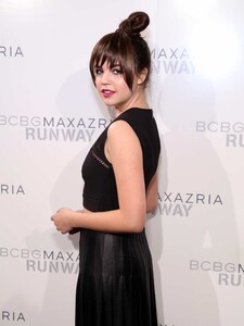bailee-madison-attends-bcbgmaxazria-fall-2016-fashion-show005.png