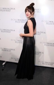 bailee-madison-attends-bcbgmaxazria-fall-2016-fashion-show006.png
