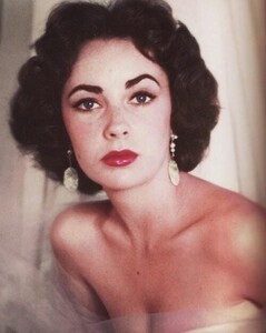 elizabeth-taylor.thumb.jpg.72b482178187279896de0e8a68cf766f.jpg