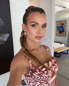 josephineskriver_231083300_133139939002842_8025291948944788945_n.jpg