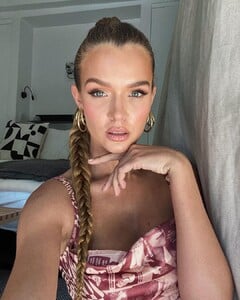 josephineskriver_231555691_230082125648960_7689526925455980012_n.jpg