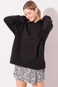 kapusonlu-kanguru-cep-detayli-sweatshirt_15332_siyah-siyah_3_enbuyuk.jpg