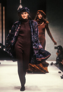 krizia-fw-1990.thumb.jpg.63d4c40dccb3be4b5c687d9608347c2a.jpg