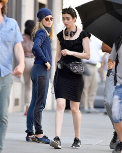 krysten-ritter-and-rachel-taylor-on-the-set-of-jessica-jones-3-in-new-york-07-10-2018-0.jpg