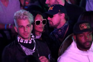 leonardo-dicaprio-rihanna-coachella-romance.thumb.jpg.4dee802f864b9b48b4ef7c260d042fc8.jpg