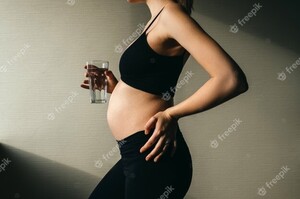 mujer-embarazada-delgada-sosteniendo-vaso-agua_296728-1444.jpg