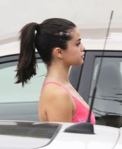 selena-gomez-gym-style-out-in-los-angeles-1-18-2016-5.jpg